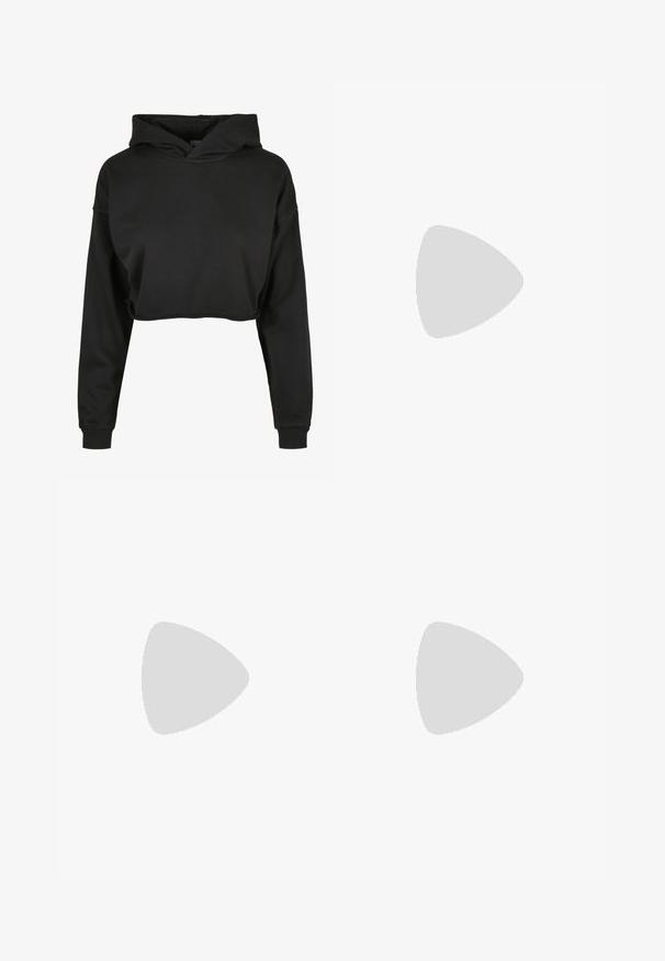 Hoodie corto nero realizzato in tessuto morbido con cappuccio regolabile, maniche lunghe e polsini a coste, dal design pulito e semplice.; Pantaloni neri a gamba larga realizzati in un tessuto liscio e lucido, con una vita elastica e senza tasche visibili o dettagli in metallo.; Sneaker nere in tela con lacci bianchi, punta in gomma bianca e una suola intermedia bianca e spessa. Presentano cuciture bianche sottili e una suola in gomma.; Occhiali da sole neri rettangolari con lenti scure e montatura spessa opaca. Le asticelle sono leggermente affusolate con una texture liscia.