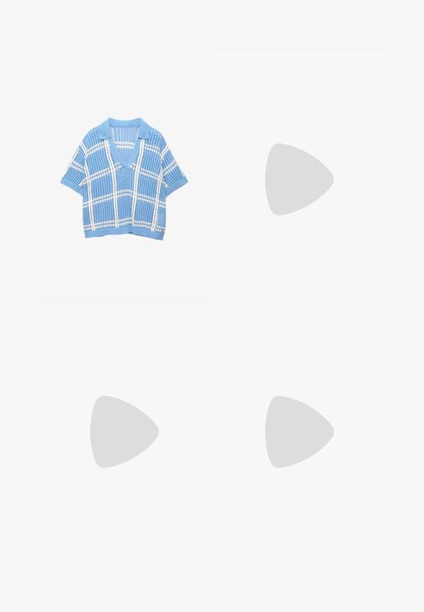 Blå strikket kortærmet trøje med V-udskæring, der har et hvidt gittermønster og tekstureret stof. Let og åndbar design.; Lys blå denim bredbenede jeans har høj talje, fem lommer, diskret fald og syninger langs sømmene.; Lysbrune ruskinds sneakers med pink striber og detaljer, gummisåler, rund tå og struktureret tunger detalje. Har 'Gazelle' branding.; Mørkeblå denimtaske med en blød, slasket form, der har et hobo-stil håndtag og en struktureret overflade. Ingen synlige metaldele.