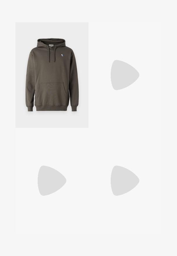 Olivegrüner Kapuzenpullover aus weicher Baumwolle. Verfügt über eine Fronttasche und eine kleine Vogeldstickerei auf der linken Brust.; Weißes Baumwoll-T-Shirt mit kurzen Ärmeln, Rundhalsausschnitt und geradem Saum. Glatte Textur, minimalistisches Design ohne Muster oder Akzente.; Beige Hosen mit geradem Schnitt, ausgestattet mit einem einzelnen schwarzen Knopf, Gürtelschlaufen und Seitentaschen. Glatte Stofftextur und minimalistisches Design.; Schwarze Lederloafers mit genähter Zehenpartie, zwei horizontalen Riemen über dem Blatt und einem Holzabsatz. Glatte Textur und abgerundete Form.