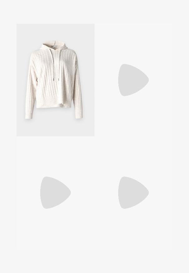 Lichtbeige hoodie met ribbelstructuur, voorzien van een zak aan de voorkant, verstelbare trekkoord en een licht uitgebroken ontwerp. Zachte stof.; Witte lange mouw turtleneck top gemaakt van glad, elastisch materiaal. Voorzien van een hoge kraag en een getailleerd ontwerp, zonder zichtbare patronen of versieringen.; Grijze flare jeans met een hoge taille, knoopsluiting, vijf zakken en subtiele stiksels. Gemaakt van denim met een gladde textuur.; Zwarte hoge wedge sneakers van glad leer, met vetersluiting aan de voorkant, verstelbare band en decoratieve ritsaccenten.
