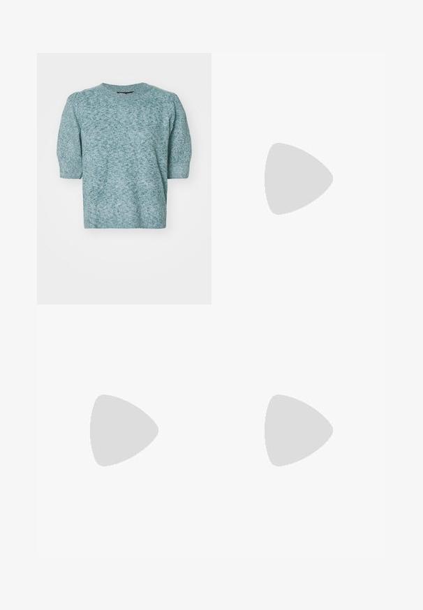 Minkštas, tekstūruotas mėtinės žalios spalvos megztinis su trumpomis pūstomis rankovėmis ir apvalia iškirpte, laisvo silueto.; Juodos odinės plačios kelnės su elastinga juosta ir reguliuojama raišteliu; lygus paviršius su švariu, minimalistiniu dizainu.; Juodos lakinės odos aukštakulnės sandalai su trimis horizontaliais dirželiais ir reguliuojamu kulkšnimis dirželiu. Lieknas siluetas ir blizgus apdaila.; Sidabriniai auskarai su poliruotu paviršiumi, turintys apvalią dizaino formą ir be siūlių vyriukus, rodantys lygų paviršių.