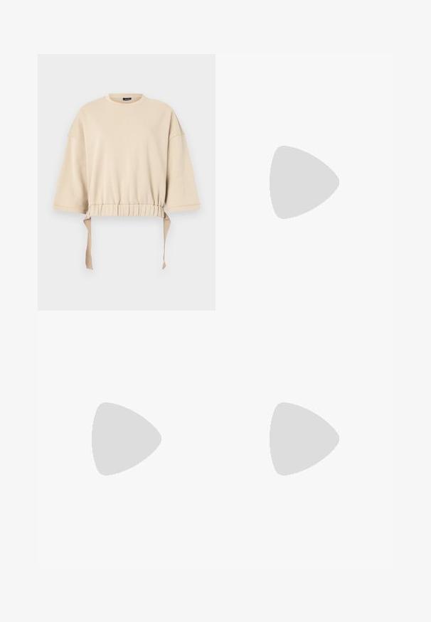 Felpa a maniche larghe di colore beige, realizzata in materiale morbido. Presenta maniche ampie, una vita arricciata con lacci e un collo rotondo.; Jeans flare azzurri in denim, caratterizzati da una vita alta, tasche anteriori e un orlo grezzo ai polsini per un look casual.; Scarpa slingback nera con punta affilata e tacco basso, realizzata in pelle liscia e con un design a taglio laterale per favorire la traspirabilità.; Borsa a tracolla in pelle nera con una texture morbida, forma triangolare e tracolla regolabile, abbinata a una camicia a righe blu chiaro e pantaloni bianchi.