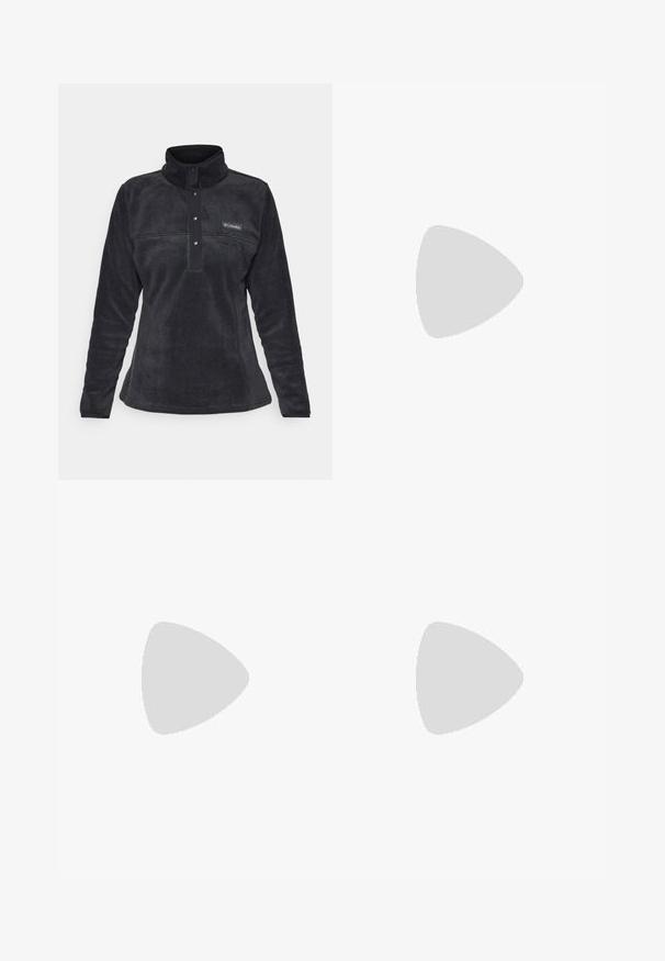 Czarny polarowy pulower z stójką, zapięciem na zatrzaski i akcentami na szwach bocznych. Miękka tekstura z logo marki na piersi.; Czarny t-shirt Columbia z białą okrągłą grafiką gór i rzeki oraz napisem "Columbia Sportswear Company Outside Since 1938."; Męskie spodnie outdoorowe, ciemnoszare, wykonane z elastycznego materiału, z paskiem, kieszeniami na zamek oraz wzmocnionymi szwami.; Czarne buty trekkingowe z średnim cholewem, z teksturowaną cholewą, szarymi akcentami oraz trwałą gumową podeszwą z wypustkami zapewniającymi przyczepność.