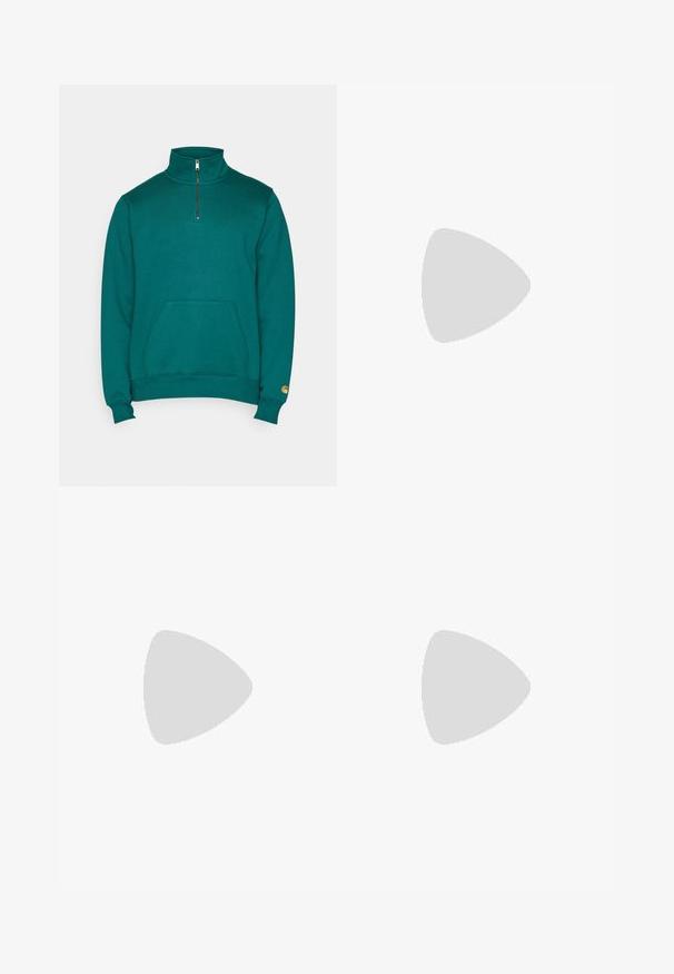 Sudadera de polar en color verde azulado con cuello alto, cremallera de un cuarto y bolsillo tipo canguro en la parte frontal. Presenta puños y dobladillo de canalé, con un detalle de logo en la manga.; Camiseta de algodón blanca con mangas cortas, cuello redondo, que presenta un pequeño logo dorado en la parte izquierda del pecho. Textura suave y corte regular.; Pantalones anchos de mezclilla en color negro, con cierre de botón frontal, trabillas para cinturón y dos bolsillos laterales con una textura suave.; Zapatillas Nike Air Force 1 en blanco y negro con parte superior de cuero, puntera perforada y detalle de suela texturizada, combinadas con pantalones beiges remangados y calcetines blancos.