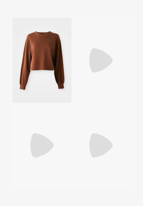 Brauner Crop-Sweatshirt aus weichem Baumwollgemisch. Mit langen Ärmeln und rundem Halsausschnitt mit geripptem Saum. Glatte Textur.; Helles blaues T-Shirt mit kurzen Ärmeln aus einem weichen Material. Es hat einen runden Ausschnitt, einen lockeren Schnitt und umgenähte Säume. Keine Muster oder Verzierungen.; Schwarze Leggings aus dehnbarem Stoff, mit einem hohen Bund, gerippten Einsätzen an den Seiten und einem figurbetonten Design, das sich an den Knöcheln verjüngt.; Dunkelpinke Sportschuhe mit strukturiertem Mesh-Obermaterial, Gummisohle und ausgeprägtem Grip-Muster; verfügt über ein Logo an der Seite und einen gepolsterten Schaft.