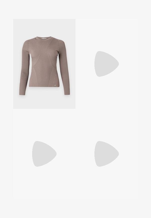 Langärmliger, gerippter Pullover in hellem Taubengrau, mit einem figurbetonten Design, strukturierten Mustern und einem kleinen Logo-Akzent am Saum.; Schwarze, taillierte Hose mit geradem Bein, aus einem glatten Stoff und mit klaren Falten an der Vorderseite. Keine sichtbare Hardware.; Beige Blockabsatzsandalen mit dünnen Riemen und quadrater Spitze. Glattes Material mit minimalem Design, entworfen für einfaches Tragen.; Schwarze Lederhandtasche mit einem strukturierten Design, das eine verkürzte Form, einen oberen Griff und goldfarbene Hardware-Details aufweist. Verstellbarer Schulterriemen ist enthalten.