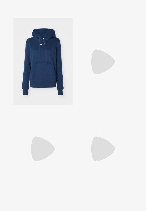 Námořnicky modrá mikina s kapucí vyrobená z měkké tkaniny, s přední kapsou, nastavitelnou kapucí se šňůrkou a bílým logem Nike na hrudi.; Světlé béžové kalhoty s elastickým pasem, s růžovými bočními panely a postranními kapsami. Hladká textura s rovným střihem.; Bílé platformové tenisky s hladkým svrškem podobným kůži, zaobleným tvarem, polstrovaným límcem a texturovanou gumovou podrážkou s vyznačenými vzory.; Beige kabelka vyrobená z měkkého materiálu, s volným designem, prošívanými detaily a dvěma ramenními popruhy. Vhodná pro každodenní použití.