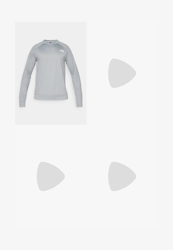 Felpa grigia chiaro con maniche lunghe e colletto a girocollo. Presenta un orlo e dei polsini a costine. Il logo The North Face è visibile sul petto.; T-shirt nero a maniche corte realizzata in tessuto leggero. Presenta un piccolo logo bianco sul lato sinistro del petto e delicati dettagli sulle spalle.; Pantaloni sportivi neri realizzati in tessuto leggero, con vita regolabile con cordino, tasche laterali e orli affusolati alle caviglie.; Scarpa da trail running nera con tomaia texture, suola in gomma e punta rinforzata. Presenta un collare imbottito e un tassello per un indossamento facile.