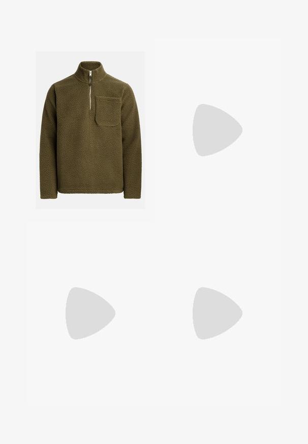 Fleece-pullover i olivgrönt, med halvdragkedja och en bröstficka på vänster sida. Texturerat, mjukt material med en avslappnad passform.; Ung person med flätat hår iklädd en ljusgrå Nike T-shirt och svarta Nike-shorts framför en enkel vit bakgrund.; Beiga cargobyxor i ett lätt bomullsmaterial. Har elastiska mudd, flera sidofickor och en knappstängning.; Vita lädersneakers med perforeringar, rund tå, platt sula och tjocka snörning, med en synlig swoosh-logga och "AIR" på hälen.