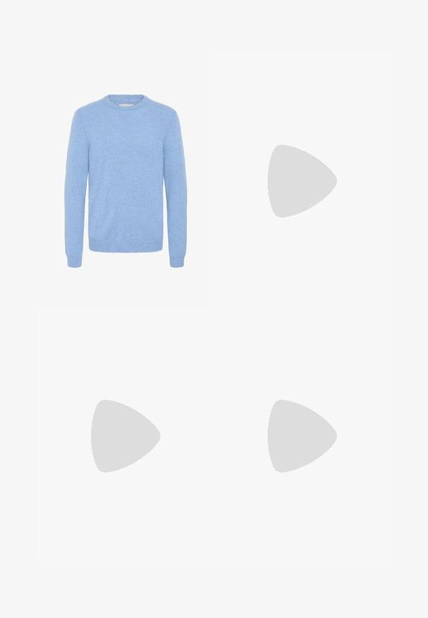 Helles, blassblaues Rundhalspullover mit langen Ärmeln und gerippten Bündchen und Saum, aus feinem Strickstoff gefertigt.; Schlanke Jeans aus ausgebleichtem grauem Denim, mit abgenutzten Details an den Knien, kombiniert mit weißen Sneakers. Glatte Textur, schlanker Schnitt.; Weiße Leder-Sneaker mit Perforationen, runder Zehenpartie, flacher Sohle und dicken Schnürsenkeln, mit sichtbar eingesticktem Swoosh-Logo und "AIR" an der Ferse.; Silberner Armbanduhr aus Edelstahl mit einem dunkelblauen Zifferblatt, metallischen Stundenmarkierungen und einem Datumsfenster bei 3 Uhr. Wasserdicht bis 50 Meter.