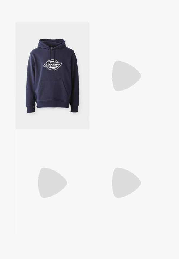 Navyblauer Hoodie aus Baumwollmischung. Mit einer Fronttasche und Kapuze mit Kordelzug. Weißes "Dickies"-Logo über der Brust in einem kreisförmigen Design.; Drei weiße, gerippte Tanktops aus Baumwolle. Merkmale einen Rundhalsausschnitt und kleine schwarze Etiketten am Saum. In mehreren Größen erhältlich.; Bordeauxrote Sporthose mit elastischem Bund, kontrastierenden weißen Seitenstreifen und schwarzen Akzenten. Hergestellt aus einem glatten, leichten Stoff.; Silberner Sportschuh mit einer glatten, glänzenden Oberfläche, weißem Logo an der Seite, strukturierten grauen Schnürsenkeln und einer Sohle aus Gummi.