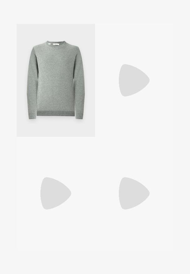 Svijetlosiva pletena majica s okruglim izrezom, dugim rukavima, rebrastim rubovima na rukavima i donjem dijelu. Teksturirani materijal s suptilnim uzorkom.; Svijetloplave traperice s ravnim nogavicama, pet džepova, zatvaranjem na gumb, minimalnim izbljeđivanjem i kontrastnim šavovima.; Crne kožne cipele bez vezivanja s okruglim vrhom, šivanim detaljima i crnom gumenom potplatom. Glatka tekstura s minimalističkim dizajnom.; Tamno plavi kožni aktovka s dvije gornje ručke i odvojivim remenom. Ima teksturiranu površinu, vertikalno šivenje i detalj s logotipom.