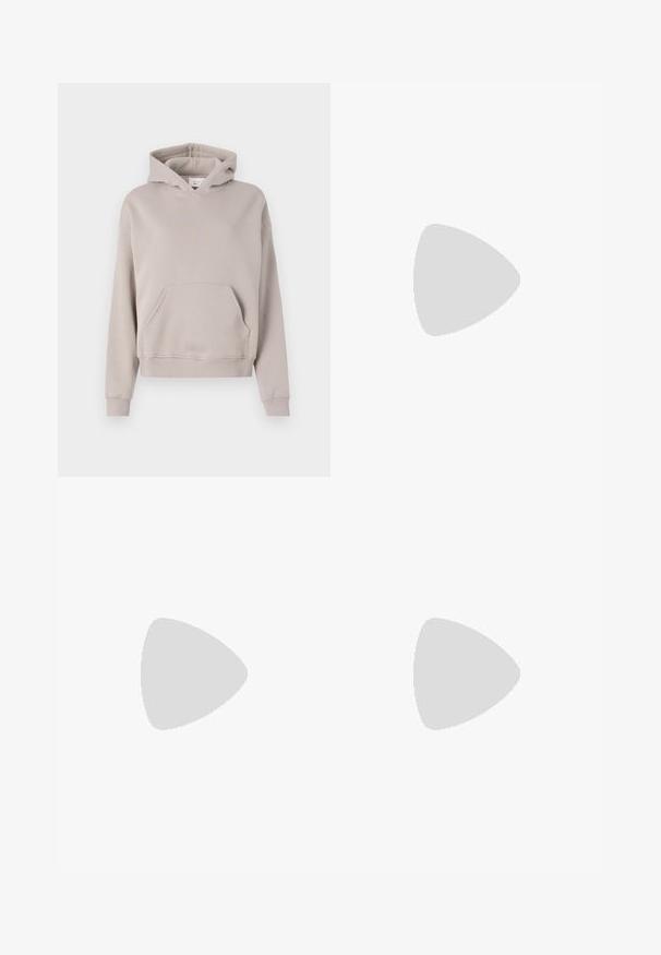 Sweat à capuche beige clair en tissu doux, doté d'une poche avant, de poignets et d'un ourlet côtelés, avec des éléments de design minimalistes.; T-shirt à manches courtes en brun discret, fabriqué en coton lisse avec un col rond classique et des détails de couture minimaux.; Shorts en denim bleu clair avec une coupe ample, taille mi-haute et coutures visibles. Comprend des poches latérales et arrière, ainsi qu'une fermeture à bouton.; Baskets blanches en cuir avec une boîte à orteils perforée, semelle texturée et lacets blancs, associées à un large pantalon rouge et un fond bleu et jaune.