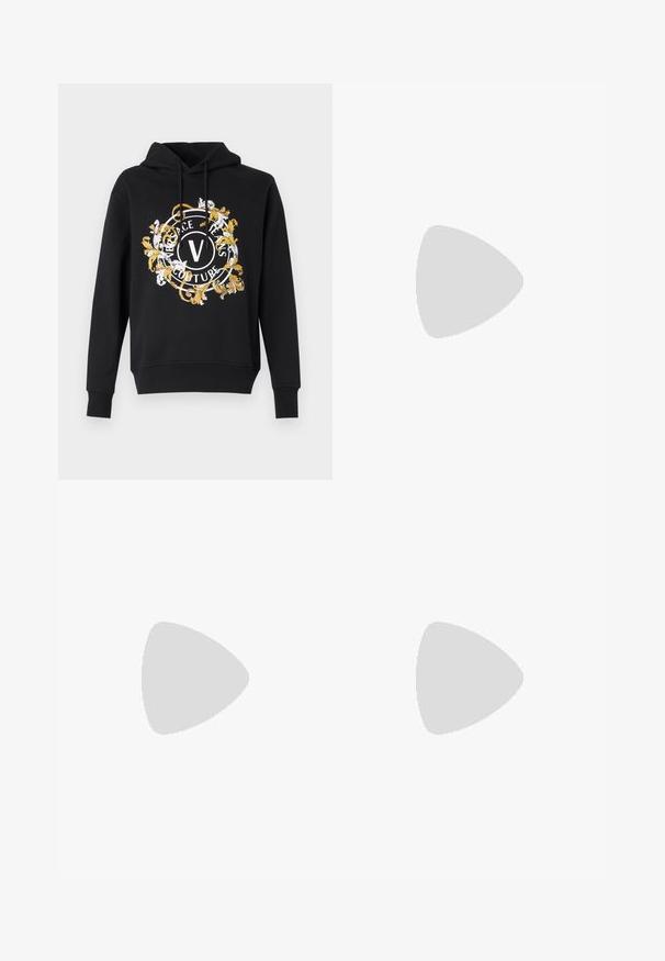 Juodas gobtuvas su apvalia, puošnia grafika baltos ir auksinės spalvų kombinacijoje, kurioje yra užrašas "Versace Jeans Couture" ir centrinė raidė "V".; Juodos sportinės kelnės, pagamintos iš minkštos medžiagos, su elastinga juosmens juosta su raišteliu, siaurėjantys keliai ir elastingi įvarai ant kulkšnių.; Juodos odinės sportinės bateliai su apvaliu pirštu, raištelių užsegimu, lygiu paviršiumi, storu guminio pado ir kontrastinga tan spalvos vidine puse.; Baltos saulės akinių rėmeliai su pilkais lęšiais, stačiakampio formos, su tekstūruotais akcentais šonuose. Papuošti auksiniais detalėmis.