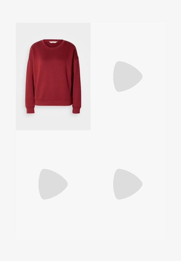 Röd sweatshirt med rund halsringning, drop shoulder-design, ribbade ärmar och fåll. Tillverkad av ett mjukt, slätt tyg med en enkel, enfärgad stil.; Brun och beige hundtandsmönstrad minikjol med en lätt wrapdetalj och bältesöglor på vit bakgrund.; Mörk vinröd knälång stövel i krokodilstruktur med blockklack på vit bakgrund, visad från sidan.; Sidenhalsduk med abstrakta mönster i vinröda och persikotoner, knuten runt halsen. Ribbad svart tröja med knapppdetaljer.; Brun blankläderväska med rektangulär form, två långa handtag och subtila böjda accenter på framsidan.; Guldörhängen med en vågig, texturerad design. Har en tunn trådknäppning och en polerad, reflekterande yta.
