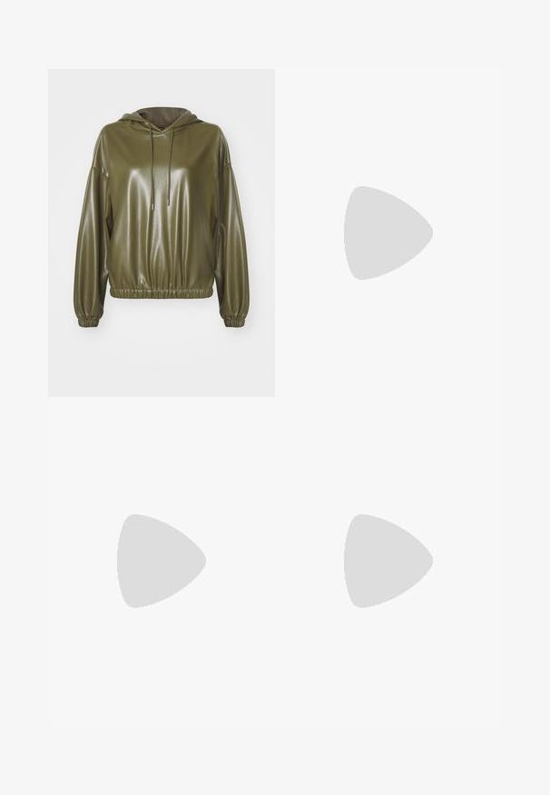 Sweat à capuche olive, brillant. Présente une coupe décontractée, un ourlet et des poignets élastiques, ainsi que des cordons avec embouts métalliques. Texture lisse.; T-shirt en coton noir avec un col rond, des manches courtes et un logo brodé sur la poitrine. Coupe simple et décontractée sans motifs.; Pantalons à jambes larges de couleur crème claire, fabriqués en tissu lisse avec deux poches avant et une couture visible sur la taille.; Mules en cuir noir avec un bout pointu et un petit talon carré. Texture lisse avec un design épuré. Dos ouvert avec un minimum de détails.