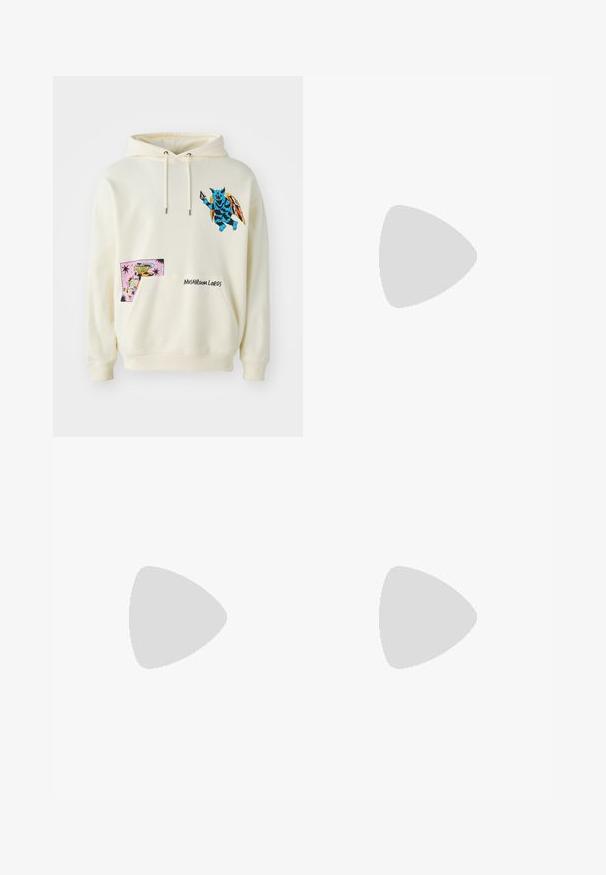 Felpa color crema con grafica di una creatura blu e una toppa colorata dal design fantasioso. Il testo ricamato recita "LORDI DEI FUNGHI".; Pantaloni larghi in denim nero con vita alta, dotati di cinque tasche e chiusura con bottone. Il tessuto ha una consistenza liscia e una leggera elasticità.; Sneakers neri con tomaia in suede e materiale sintetico, caratterizzati da tre strisce bianche, suola in gomma testurizzata e etichetta blu sul linguetta.; Occhiali da sole ovali neri con lenti scure, montatura spessa e accenti in argento sui lati. Materiale in plastica liscia, design contemporaneo.