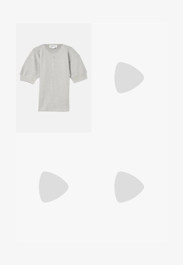 Top gri deschis cu dungi, cu mânecă scurtă, guler rotund și o închidere cu cinci butoane. Textură moale, croială lejeră și mâneci cu tiv.; Pantaloni negri cu croi larg, dintr-un material texturat, cu tiv desfăcut și talie elastică. Designul are o finisare netedă și o croială lejeră.; Cizme cu toc înalt din piele neagră, cu vârf ascuțit, curea subțire la glezne și toc stiletto. Prezintă un detaliu legat pe vamp.; Geantă de umăr din piele neagră, cu o formă curbată, mână subțire și accente aurii subtile. Textură netedă cu un design minimalist.