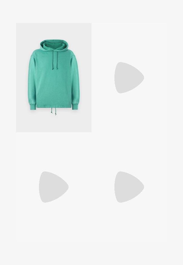 Mintgrüner Hoodie aus weichem Stoff mit lockerer Passform, weitem Ausschnitt, Kordelzügen und gerippten Bündchen.; Ein einfarbiges, hellgraues T-Shirt mit kurzen Ärmeln und Rundhalsausschnitt, auf einem weißen Hintergrund, Frontansicht, ohne sichtbare Logos oder Designs.; Helle blaue Jeans mit hoher Taille, Frontknopf, Reißverschluss und fünf Taschen-Design, flach auf einem neutralen Hintergrund ausgelegt.; Leinensneaker in Off-White mit runder Zehenpartie, ausgestattet mit beigen Gummisohlen und fünf Ösen für Schnürsenkel, mit strukturiertem Finish auf dem Obermaterial.