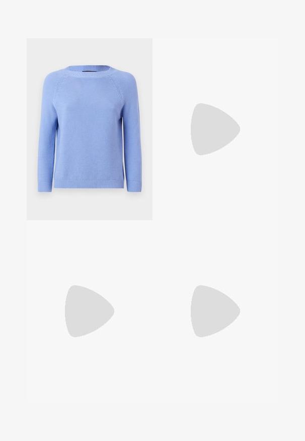 Vaaleansininen neulepullover, jossa on pitkät raglan-hihat, pyöreä pääntie ja ribbaushelma. Pehmeä rakenne, jossa on tasainen kuvio koko ajan.; Neule valkoinen midimittainen hame, jossa on teksturoitu kuvio, jossa on pystysuoria viivoja ja aukkoja helmassa. Joustava vyötärö. Pehmeä materiaali.; Musta nahkainen ballerina, jossa on pyöristetty kärki, sileä pinta, minimaalinen ommelkoristelu ja joustava pohjamuotoilu.; Ruskea nahkainen käsilaukku, jossa on läppäkiinnitys, kultasävyiset yksityiskohdat, olkahihna ja sileä pinta. Kompaktin suorakaiteen muotoinen.