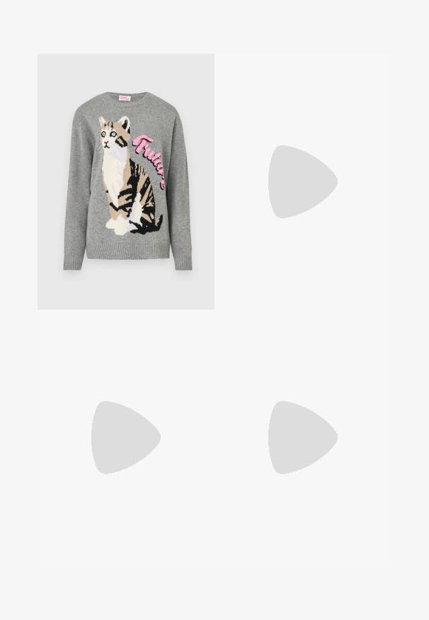 Pelēkā adīta džemperis ar kaķa grafiku melnā un bēšā krāsā, ar vārdu "Nākotne" rozā krāsā priekšpusē.; Tumši zili augstās jostasvietas platajās biksēs ar priekšējiem un monētu kabatām, pogu aizdari un vieglām nolietojuma detaļām uz augšstilbiem.; Melnas potītes zābaki, kas izgatavoti no spīdīgas ādas, ar elastīgām sānu vadotnēm, vilkšanas cilpu, un masīvu gumijas zoli ar teksturētu zīmējumu.; Maza melna rokassoma, kas izgatavota no gludas ādas, ar noapaļotu formu, priekšējā logotipa akcentu un teksturētu ķēdes siksnu.