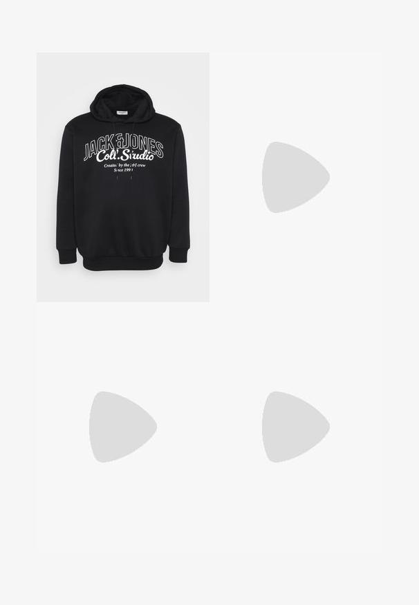 Sudadera negra con capucha y cordones ajustables en los puños. Presenta un logo de texto blanco "JACK & JONES Coll. Studio" centrado en la parte delantera.; Pantalones de chándal negros con una cintura elástica, tobillos ajustados y un pequeño logo blanco de Nike en el lado izquierdo. Hechos de una tela suave y texturizada.; Zapatillas altas negras con cordones blancos y puntera de goma. Suela blanca gruesa con una suela exterior marrón texturizada, usadas con calcetas a rayas en tonos azul marino.; Gafas de sol de plástico negro con lentes verdes, montura cuadrada, acento plateado en la ceja y brazos texturizados. Marca indicada en el brazo interno.