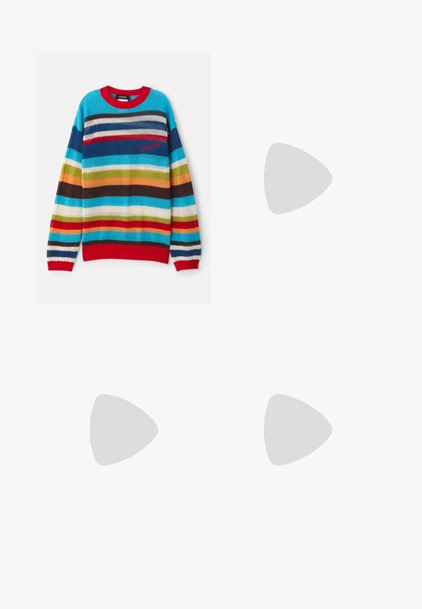 Pull en tricot multicolore avec des rayures horizontales bleues, rouges, vertes et brunes. Encolure et poignets côtelés rouges. Tissage léger et aéré.; Débardeur sans manches en coton blanc avec un col rond, présentant une texture lisse et une coupe ajustée, conçu pour un usage décontracté.; Shorts en denim blanc avec une coupe droite, cinq poches et des coutures contrastantes couleur tan. Comprend une fermeture avec bouton et zip à l'avant.; Loafer en cuir marron avec des surpiqûres décoratives et une texture au niveau de la pointe. La semelle présente un design robuste, offrant adhérence et durabilité.