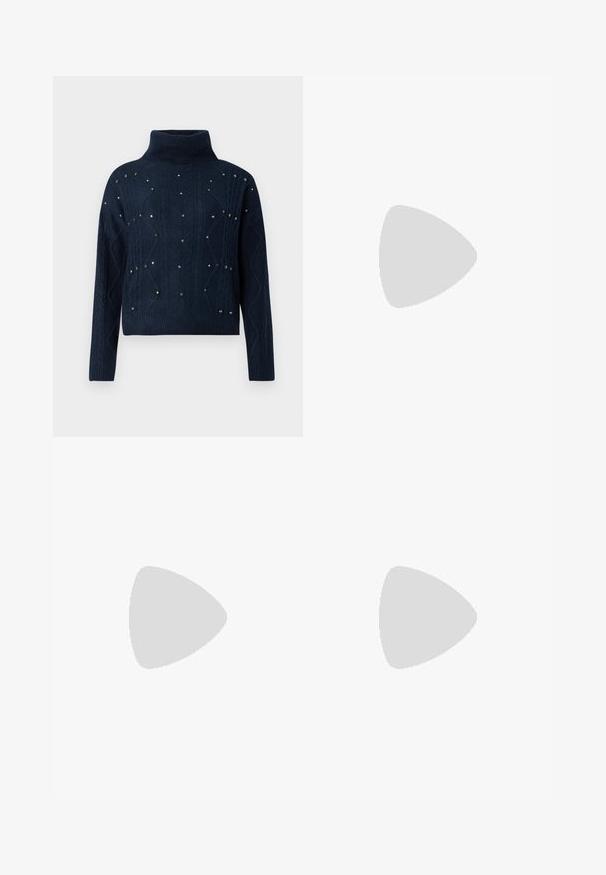 Pulover cu guler înalt de culoare bleumarin, cu un design împletit în cablu și cu aplicații decorative de tip studs disperse. Are mâneci lungi și o croială lejeră.; Pantaloni din denim largi, cu un gradient de la albastru deschis la albastru închis, talie înaltă, bucle pentru curea și o curea din același material. Finisaj texturat din denim.; Pantofii cu toc ascuțit din piele neagră, cu breteaua pentru glezne și toc gros. Textură netedă, design elegant și estetică minimală.; Geantă tote neagră din piele, cu textură netedă, formă rectangulară și două mânere lungi. Fără hardware vizibil sau ornamente.