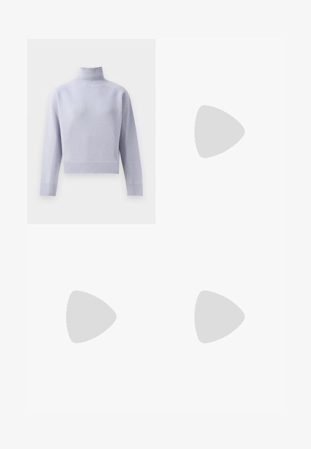 Maglione a collo alto a coste di colore viola chiaro con maniche lunghe e orlo corto, esposto su uno sfondo bianco.; Pantaloni neri a gamba larga realizzati in tessuto morbido. Caratterizzati da una vita con cintura e pieghe frontali. Texture liscia con un design pulito e contemporaneo.; Tacchi slingback in pelle nera con punta affusolata, caratterizzati da un tacco alto e un accento dorato sulla cinghia regolabile. Texture liscia.; Borsa a tracolla in pelle nera con design a cima arricciata, dotata di due manici corti e di una lunga tracolla regolabile. Texture liscia, forma arrotondata.