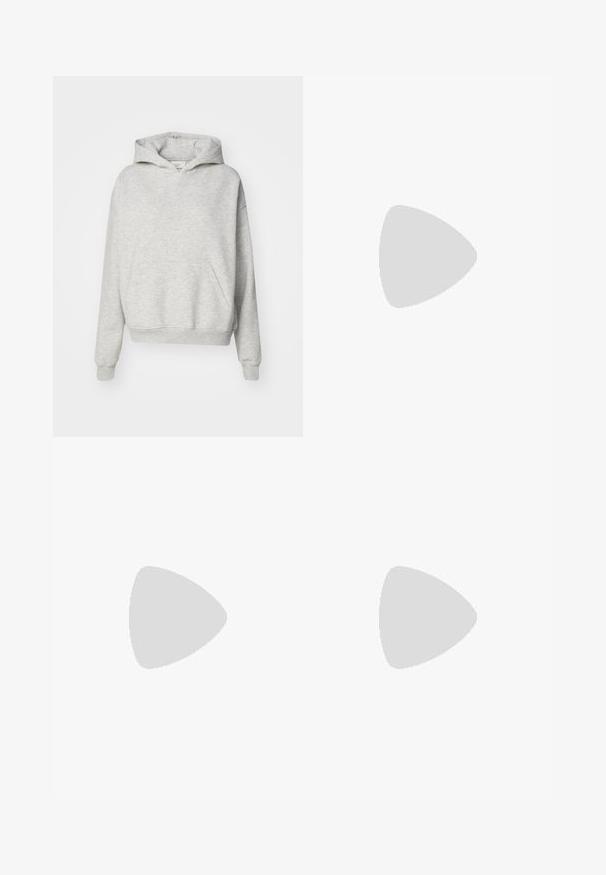 Sweat à capuche gris avec une poche avant, capuche à cordon et poignets côtelés. Fabriqué en tissu doux et texturé, il présente un design à coupe décontractée.; Jean en denim bleu clair avec une coupe droite, un design à cinq poches et un effet délavé visible sur les cuisses. Comprend une fermeture à boutons et des passants de ceinture.; Sneakers en suède beige avec des rayures blanches, semelles en caoutchouc et bout arrondi. Associés à un jean en denim ample, présentant une coupe droite et un tissu bleu.; Sac à main en simili cuir noir avec une texture crocodile, un dessus resserré et une sangle froncée. A l'apparence douce et compacte.