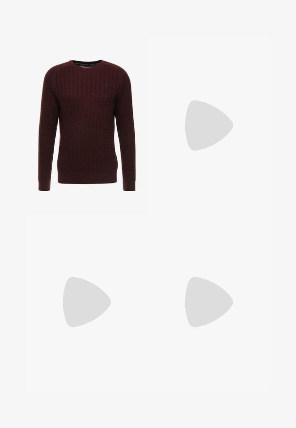 Burgunderfarbener Strickpullover mit strukturiertem Muster, rundem Halsausschnitt und langen Ärmeln. Verfügt über gerippte Bündchen und Saum. Dezentes Logo-Detail.; Schlanke Jeans aus ausgebleichtem grauem Denim, mit abgenutzten Details an den Knien, kombiniert mit weißen Sneakers. Glatte Textur, schlanker Schnitt.; Weiße Leder-Sneaker mit Perforationen, runder Zehenpartie, flacher Sohle und dicken Schnürsenkeln, mit sichtbar eingesticktem Swoosh-Logo und "AIR" an der Ferse.; Silberner Armbanduhr aus Edelstahl mit einem dunkelblauen Zifferblatt, metallischen Stundenmarkierungen und einem Datumsfenster bei 3 Uhr. Wasserdicht bis 50 Meter.