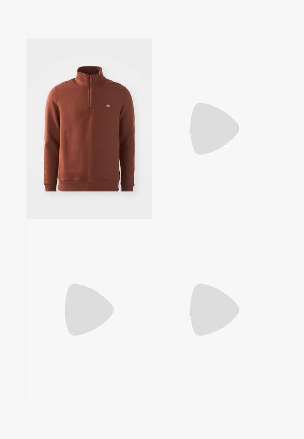 Brūns fleeces pulkstenis ar augstu apkakli un ceturtdaļas rāvējslēdzēju. Tam ir neliela logo kreisajā krūšu pusē, kā arī ribota piedurkne un apakšmala.; Trīs baltas ribotas krūšturi, kas izgatavoti no kokvilnas. Iezīmēti ar apaļu kakla izgriezumu un maziem melniem etiķetēm tuvu apakšmalai. Pieejami vairākos izmēros.; Pelēki Nike sporta bikses ar aukliņu viduklī, sašaurinātiem galiem, sānu kabatām un izteiktām šuvēm. Mīksta, teksturēta auduma.; Pelēkie sporta apavi ar tīkla un zamša augšdaļu, baltiem akcentiem, mīkstinātu zoli un izcilu dizainu ar atstarotājiem.