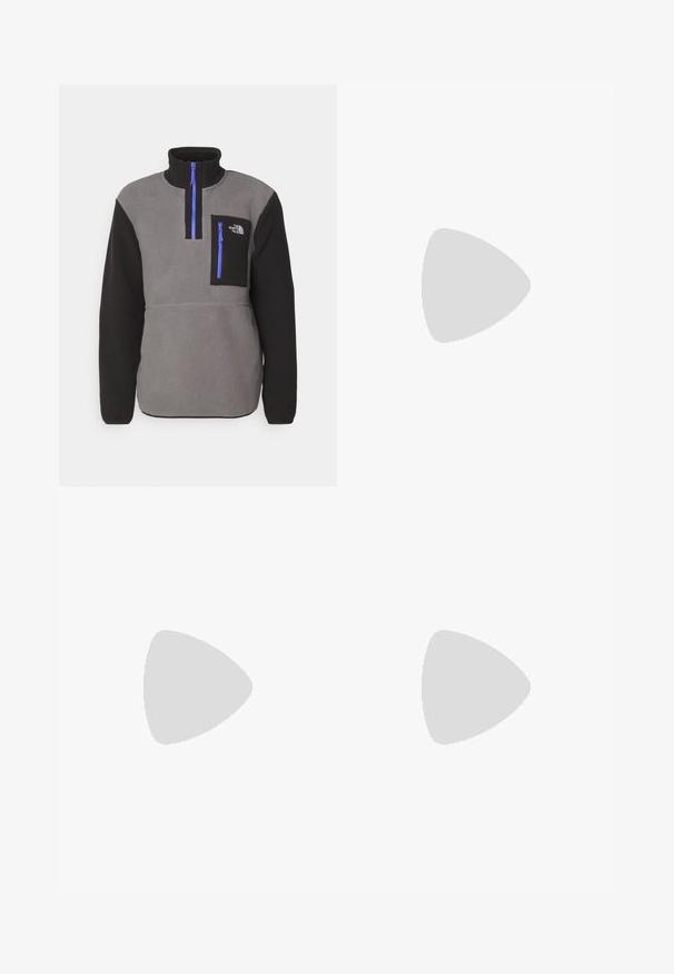 The North Face M YUMIORI 1/4 ZIP - Felpa in pile - smoked grey/black; T-shirt bianca a maniche corte realizzata in cotone, con scollo rotondo e una texture liscia, dal taglio dritto e senza fantasie.; Jeans in denim blu chiaro con design a gamba dritta, chiusura con bottone e cinque tasche. Sbiadimenti visibili sulle cosce; dettagli cuciti in arancione.; Scarpa da ginnastica New Balance con tomaia in rete, prevalentemente bianca con accenti grigi e blu navy, caratterizzata da una soletta imbottita e dettagli testurizzati.