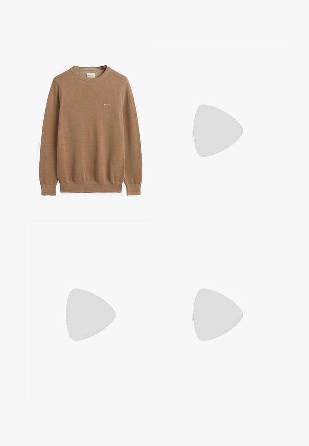 Hnědý pletený svetr s texturovaným vzorem, kulatým výstřihem a dlouhými rukávy. Na hrudi se nachází malé vyšití logo.; Hnědé bavlněné chinos kalhoty s rovným střihem, elastickým pasem a předními kapsami. Hladká textura a minimální švy.; Semišové loafery v béžové barvě s mírným leskem, s kulatou špičkou, snadným obouváním a nízkým hnědým podpatkem. Jemné detaily šití.; Massimo Dutti RECTANGULAR - Sluneční brýle - dark brown