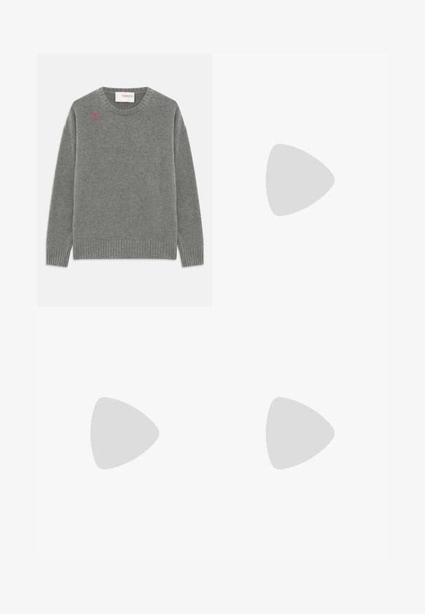 Siv volnen pulover s krožnim izrezom, rebrastimi manšeti in robom ter majhnim roza srčkom na levem prsnem delu. Mehak na otip.; Svetlo modri jeans širokih nogavic z visokim pasom, ki imajo zaponko, težke zanke za pas in subtilne šive ob žepih in robovih.; Črne usnjene gležnarske čevlje z gladko teksturo, koničastim nosom in debelim visokim petam. Imajo stransko odprtino in minimalističen dizajn.; Rjava teksturirana usnjena torba čez ramo z zlatim verižnim trakom in zapiranjem na pokrov. Spredaj je vidna podrobnost logotipa in žep pod pokrovom.