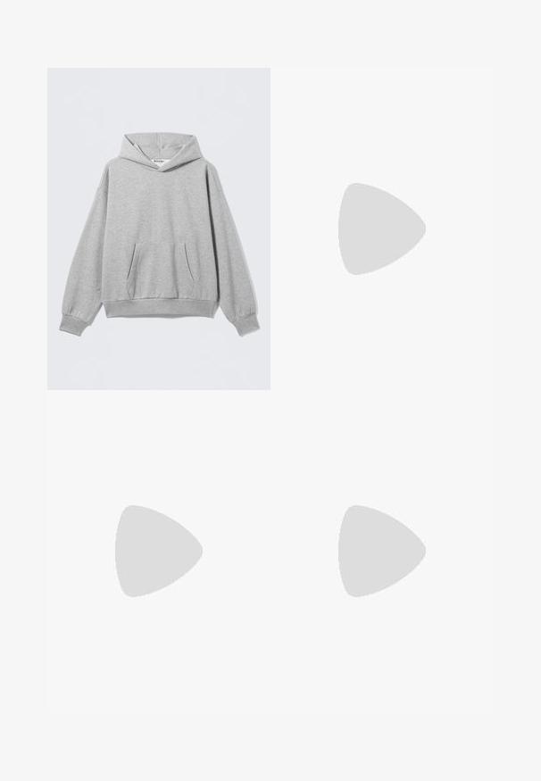 Šviesiai pilkas gobtuvuotas džemperis iš minkštos medžiagos, turintis priekinę kišenę, gofruotas rankogalius ir laisvą siluetą su etiketėle kaklo srityje.; Mėlynos tiesios džinsinės kelnės su priekiniais ir monetų kišenėmis, diržo kilputėmis ir metaliniu mygtuku užsegimui ant vientiso fono.; Balti sportiniai bateliai su tinklelio viršumi, juodais akcentais, tekstūruotu guminio pado ir elastinga šnūrų sistema. Lengvi, su šiuolaikišku dizainu.; Rudos gradiento saulės akiniai su stačiakampiu pavidalu, storais rėmeliais ir juodomis šakėmis. Skaidri ruda medžiaga suteikia gylio.