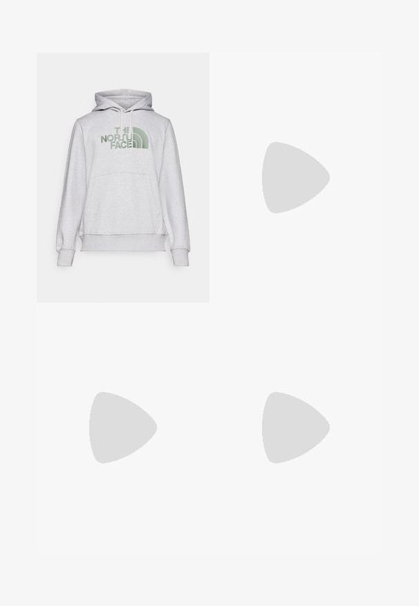 Sudadera gris hecha de material de sudadera, con un bolsillo canguro en la parte delantera, capucha con cordón y logo verde bordado en el pecho.; Camiseta de manga larga blanca de algodón con cuello redondo. Presenta un pequeño logotipo negro en el pecho. Textura suave, corte regular.; Pantalones deportivos negros con cintura ajustable mediante cordón, corte tapered, puños elásticos y un pequeño logo blanco en el muslo izquierdo, fabricados en tejido suave.; Zapatilla de trail running negra con upper texturizado, suela de goma y puntera reforzada. Presenta un collar acolchado y una lengüeta para poner y quitar fácilmente.