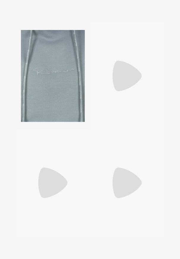 Felpa azzurra chiara con design aderente, dotata di una zip frontale e dettagli in rilievo con il logo. Tessuto liscio con accenti di cucitura discreti.; T-shirt bianco a maniche corte con scollo rotondo e piccolo logo nero New Balance sul lato sinistro del petto, su uno sfondo neutro.; Pantaloni della tuta neri realizzati in materiale morbido con vita elastica, coulisse e polsini aderenti, caratterizzati da un logo sottile sul lato.; Scarpa da corsa nera con una combinazione di materiali in rete e sintetici, suola spessa, design curvo e marchio ben visibile sul lato.