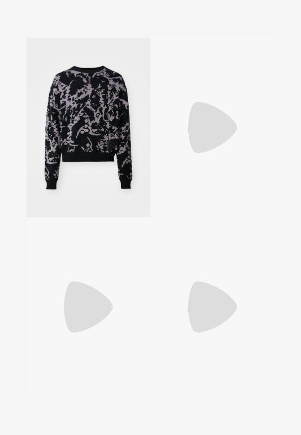 Pulover tricotat cu un fundal negru și un model abstract violet. Are mâneci lungi, decolteu rotund și un tiv și manșete ribbate.; Jeans din denim negru cu un design cu picior drept, cinci buzunare și un talie clasică. Materialul are o textură netedă și detalii minime.; Tenisi metalici argintii cu șireturi albe și trei dungi albe, asortați cu pantaloni negri cu dungi. Accente din cauciuc la bază.; Geantă de umăr din nailon negru, cu curea ajustabilă, având o textură netedă, un buzunar frontal cu fermoar și un accent cu logo.