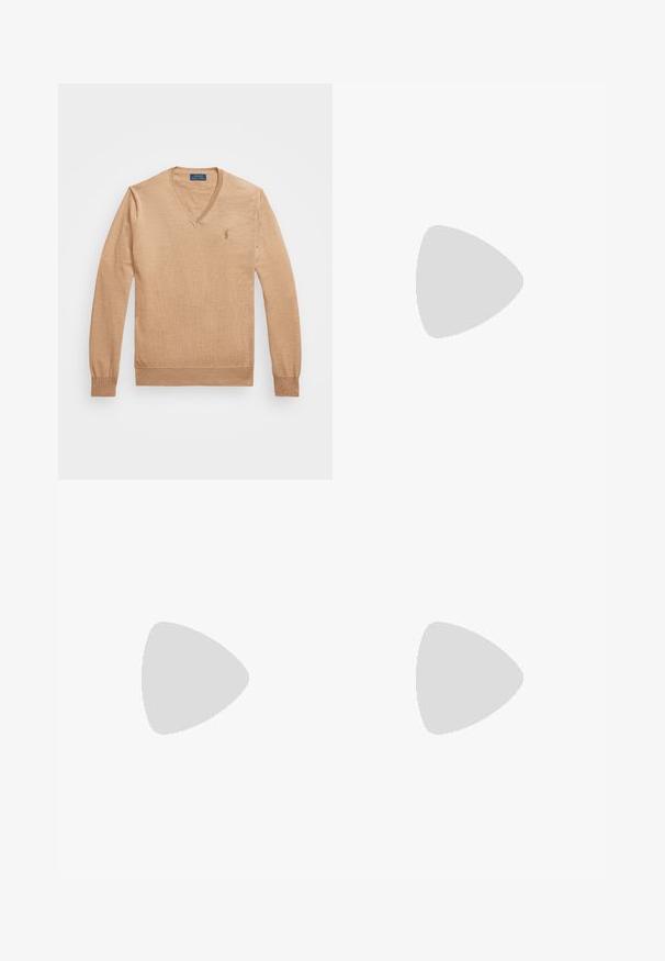 Suéter beje claro em formato de V com mangas longas, feito de um tecido de malha fina. Apresenta punhos canelados e um pequeno logo bordado no peito.; Camisa abotoada listrada em azul claro e branco, com colarinho clássico, mangas longas e um pequeno logotipo bordado no peito.; Calças ajustadas azul-marinho com frente lisa, duas pregas frontais e fecho de botão único, apresentando um tecido liso e texturizado.; Mocassins de camurça beiges com um detalhe costurado, sola de borracha plana e um pequeno logotipo de lado. Design clássico de calçar, textura suave.