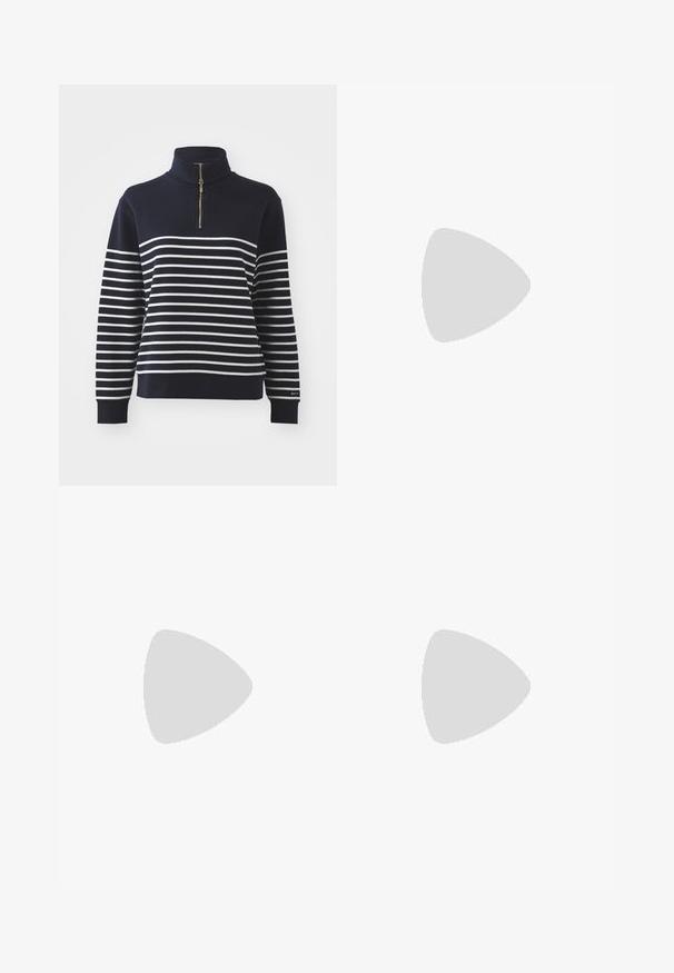 Marineblå genser med hvite horisontale striper, featuring høy krage og gullglidelås. Ribbestrikkede mansjetter og hem, myk strikket tekstur.; Sorte denimshorts med høy midje, fem lommer, sølvfarget detaljer og standard passform, med en jevn tekstur og ren finish.; Sorte lærmidikalv støvler med blokkkilt og gull "TH" logo på drahank mot hvit bakgrunn.; Svart skinnhåndveske med en buet form, kviltet tekstur og gullhardware. Har en avtagbar skulderrem og logo-detaljer.