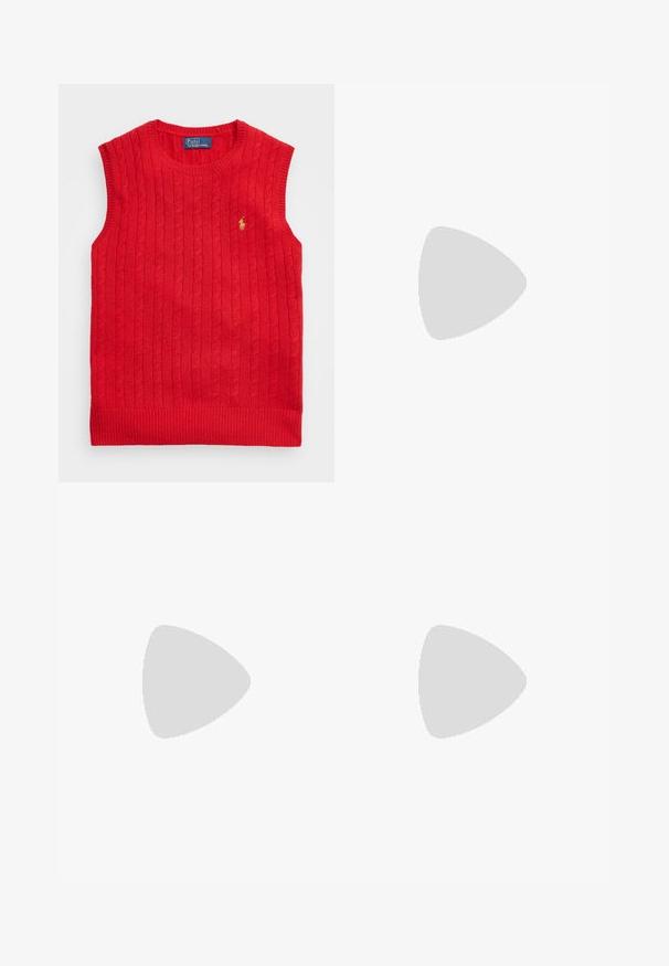 Polo Ralph Lauren SLEEVELESS - Džemperis - red; Polo Ralph Lauren HIGH RISE RELAXED STRAIGHT TROUSER - Kelnės - black; Balti avalynė iki kulniuko su auksiniu kulno užtrauktuku ir auksinėmis užtrauktuko detalėmis, ant paduko ir kulno pažymėta Michael Kors.; Juodas odinis rankinukas sukreipta forma, auksinėmis detalėmis ir nuimama juosta. Textūruotas pilkas megztinis, dėvimas virš juodų kelnių.