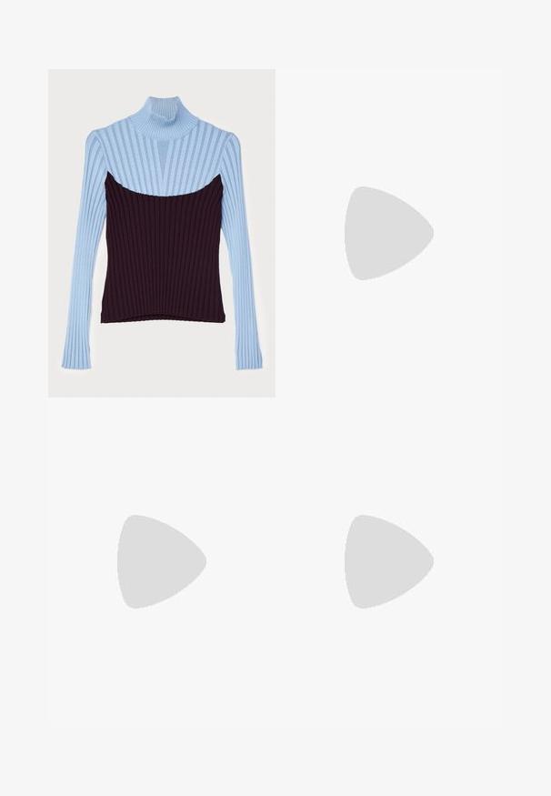 Tory Burch Trui - seafaring/dark eggplant; Zwarte wijde jeans gemaakt van stevig materiaal, met een hoge taille, voorzakken en een knopen sluiting aan de voorkant. Rechte zoom aan de onderkant.; Navyblauwe gepatenteerde lederen klomp met een gladde afwerking, voorzien van een dikke zwarte platformzool en zichtbare stiksels langs de onderkant.; Bruine leren tas van geweven leer met een rechthoekige vorm, een gladde textuur, een ritsafsluiting en een schouderriem. Voorzien van een handvat aan de zijkant en gouden accenten.