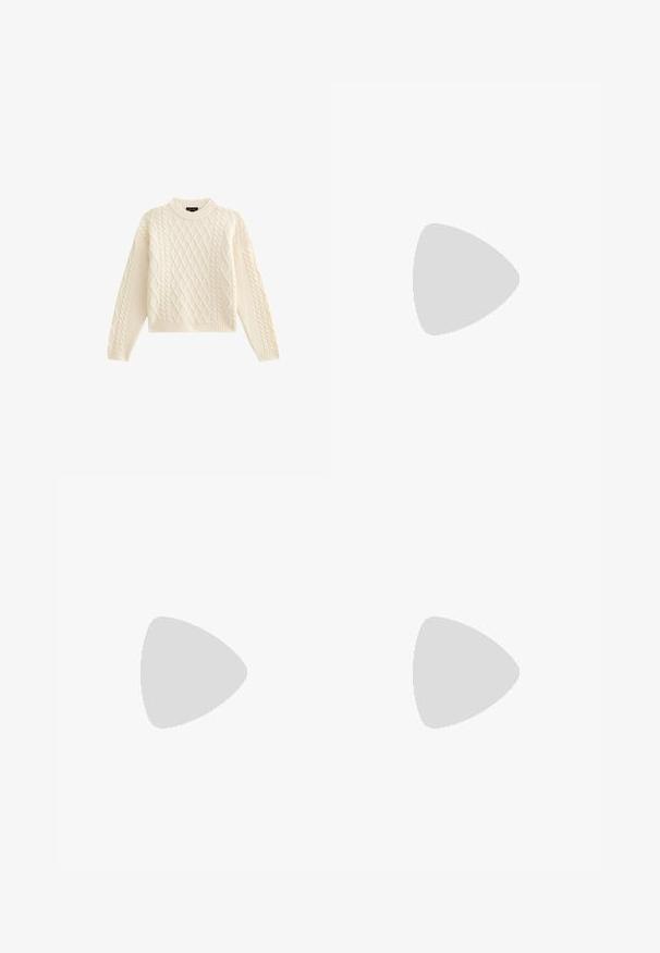 New Look CABLE  - Stickad tröja - off white; Breda jeans i svart denim med dragkedja fram, femfickorsdesign och subtila sömdetaljer. Slät textur och avslappnad stil.; Bershka Sandaletter - black; Svart läder tote-väska med en mjuk, sluttande design, breda handtag och slät yta. Ingen synlig hårdvara eller utsmyckningar.