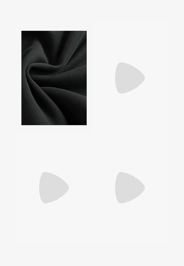 Sort stof med en glat, blød tekstur, der minder om et let strik. Materialet falder i folder og har en subtil glans.; Sorte wide-leg denim bukser med høj talje, der har front- og baglommer, syede sømme og en knaplukning. Glat tekstur.; Bershka Højhælede sandaletter / Højhælede sandaler - black; Sort patenteret læder håndtaske med en buet form, en skulderrem, frontlommer og hardware accenter i sølvfarve.