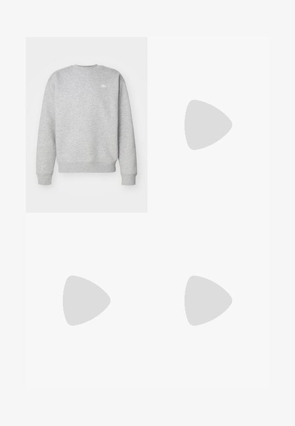 Sivi dukserica s kružnim izrezom od flisa, s rebrastim manžetama i donjim rubom, sa malim bijelim logom na prsima.; Bijela majica kratkih rukava s okruglim izrezom i malim crnim New Balance logom na lijevoj strani prsnog dijela na jednoličnoj pozadini.; Crne sweatpants napravljene od mekog materijala s elastičnom trakom u struku, žicom za zatezanje i suženim manžetama, s blagim logotipom sa strane.; Crne trkačke tenisice izrađene od kombinacije mrežastih i sintetičkih materijala, s debelim potplatom, zakrivljenim dizajnom i istaknutim brendom sa strane.