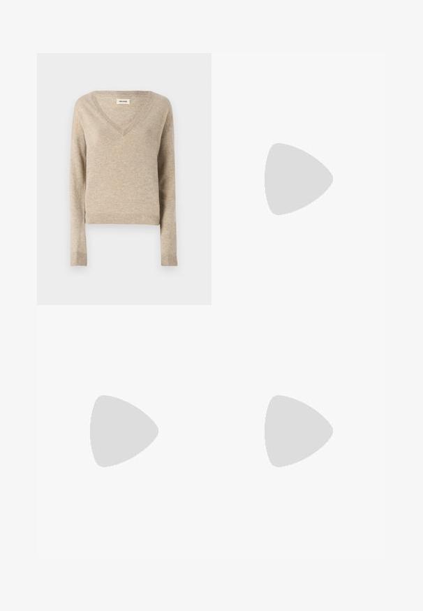 Hellbeige gestrickter Pullover mit V-Ausschnitt, langen Ärmeln und geripptem Saum. Weiche Textur, verkürztes Design und dezente Farbvariationen.; Navyblaue weite Baumwollhosen mit mehreren Taschen. Enthält farbenfrohe gestickte Texte und Grafiken, darunter Herzen und verspielte Phrasen.; Brauner Wildleder-Loafer mit runder Zehenform, ausgestattet mit einer gerippten Plattformsohle und einem dekorativen Riemen über dem Obermaterial.; Braune Ledertasche mit Klappenverschluss, Beschlägen in Goldfarbe, einem Schultergurt und einer glatten Oberfläche. Kompakte rechteckige Form.