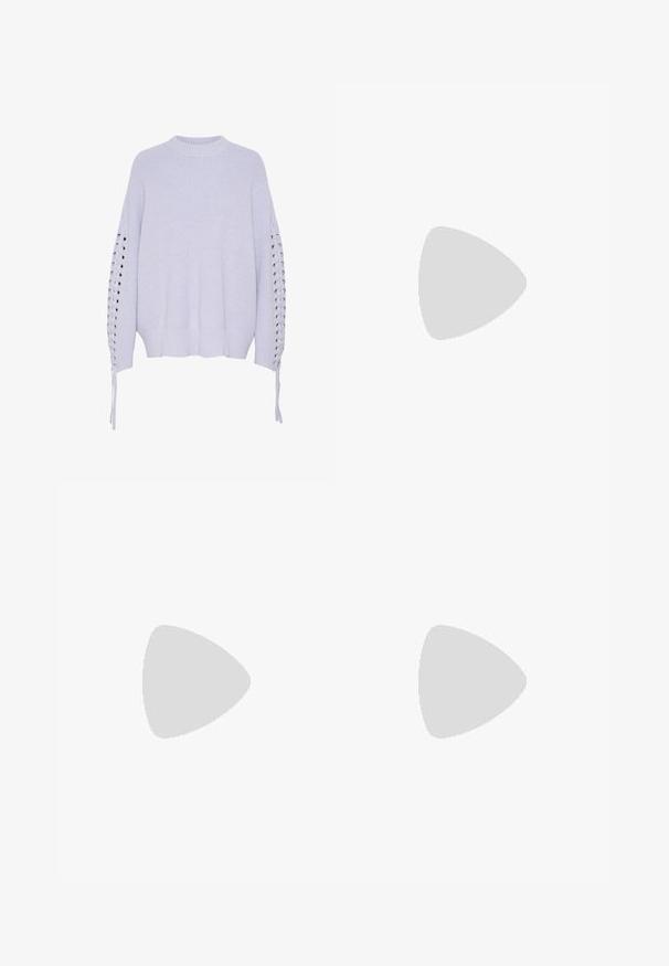 Maglione grigio chiaro a maglia con scollatura rotonda, spalle scese e dettagli in laccio lungo le maniche. Orlo a costine e tessuto texturizzato.; Jeans a gamba larga di colore azzurro chiaro, realizzati in denim. Presentano un alto punto vita, design a cinque tasche e chiusura con bottone. Taglio dritto con orlo pulito.; Stivale marrone in pelle alto fino al ginocchio, con punta tonda, superficie testurizzata e tacco basso impilato. Presenta un pannello laterale e una linguetta di apertura in cima.; Occhiali da sole quadrati con lenti marroni e una sottile montatura in metallo nero. Presentano tempie angolari e naselli regolabili per il massimo comfort.