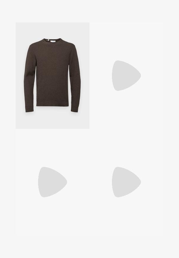 Selected Homme SLHROSS STRUCTURE CREW NECK - Stickad tröja - chocolate torte; Svart bomulls t-shirt med klassisk rund hals, korta ärmar och avslappnad passform. Slät textur, inga mönster eller utsmyckningar.; Grå skräddarsydda byxor med en texturerad väv, som har flat front, veckade ben, bältesöglor och en standard midja.; Svarta läderskor med rund tå, snörningsdesign och tjock, strukturerad sula. Bärs med skräddarsydda svarta byxor och en ribbad tröja.; Svart, texturerad läderväska med ett geometriskt mönster, rektangulär form, dragkedja upptill och ett kort bärhandtag. Har en logotypapplikation på framsidan.