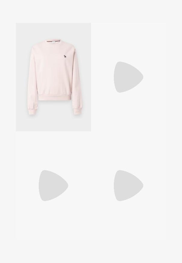 Vaaleanpunainen crewneck-huppari, joka on valmistettu pehmeästä materiaalista ja jossa on ribattu hihansuut ja helma. Siinä on pieni musta-valkoinen seeprakirjonta rinnassa.; Tummansininen farkkuhame, jossa on suora leikkaus, kahdella etutaskulla ja hienovaraisella tekstuurilla. Siisti helma ja standardimallinen vyötärö.; Musta nahkainen ballerina, jossa on pyöristetty kärki, sileä pinta, minimaalinen ommelkoristelu ja joustava pohjamuotoilu.; Ruskea nahkainen käsilaukku, jossa on läppäkiinnitys, kultasävyiset yksityiskohdat, olkahihna ja sileä pinta. Kompaktin suorakaiteen muotoinen.